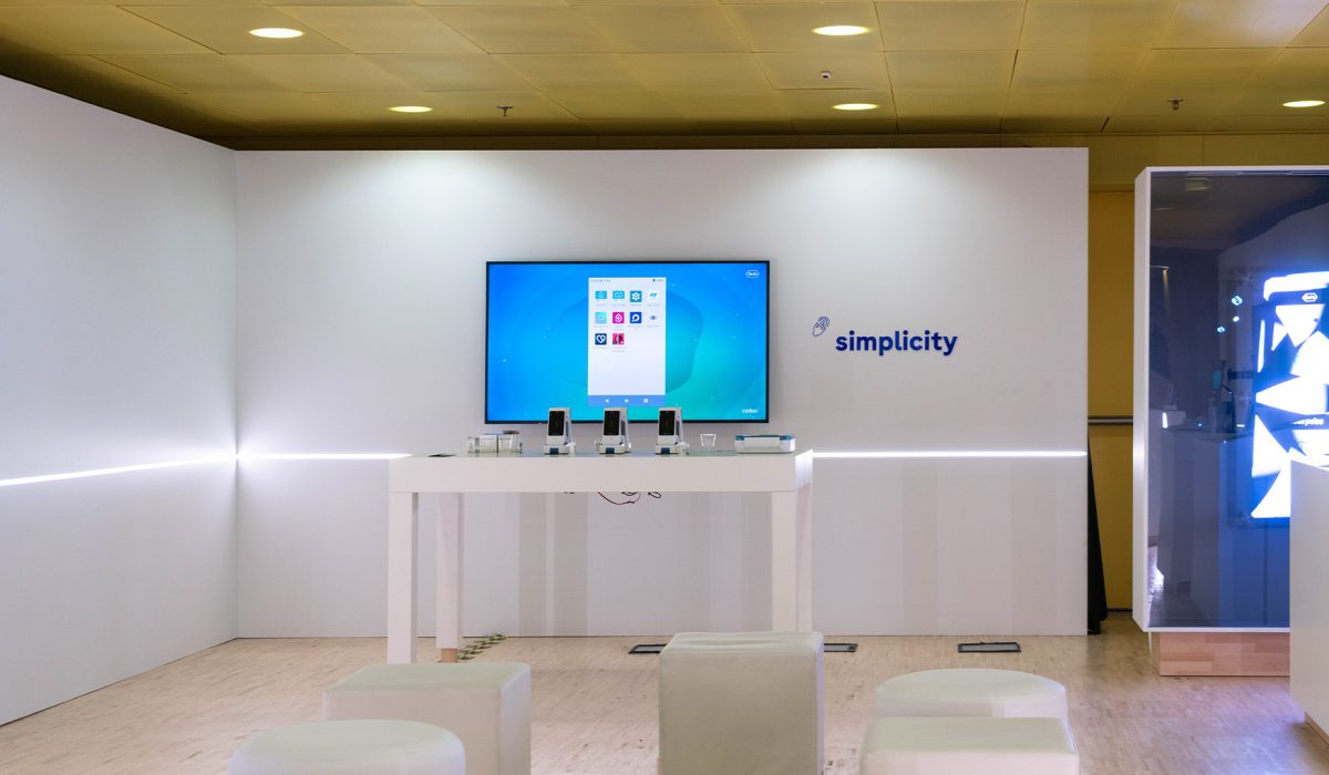 The "Simplicity" station, designed to showcase the intuitive aspect of the cobas pulse