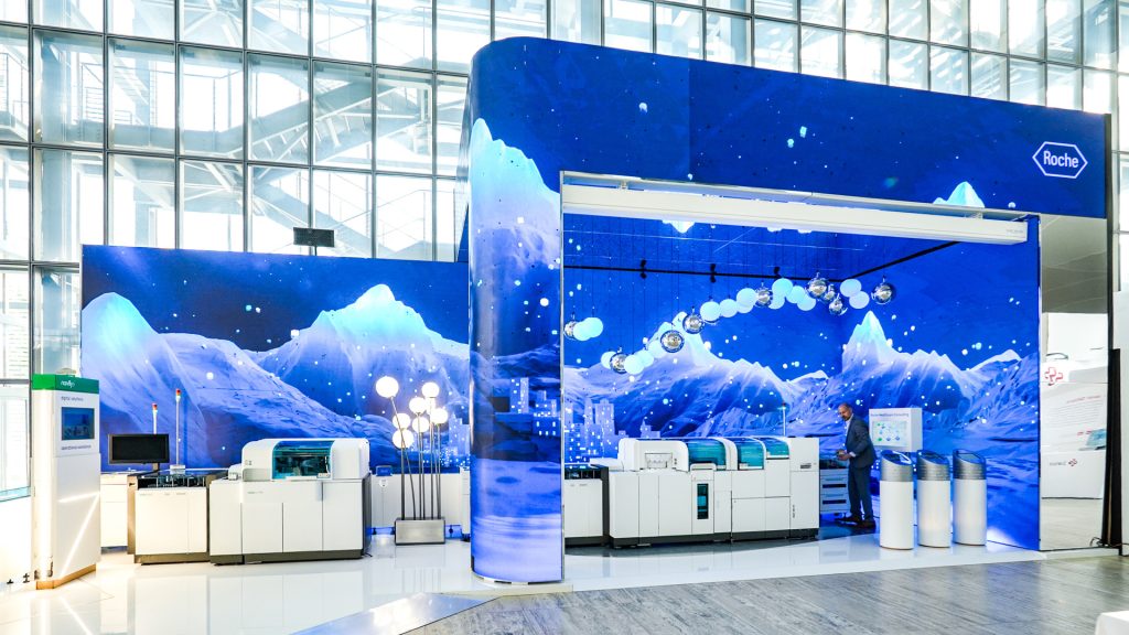 Large-scale LED backdrop at Roche Diagnostics booth